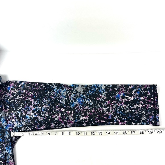 Fabletics Salar Capri Leggings Small Pebble Print Compression Womens Brand New - Picture 9 of 9